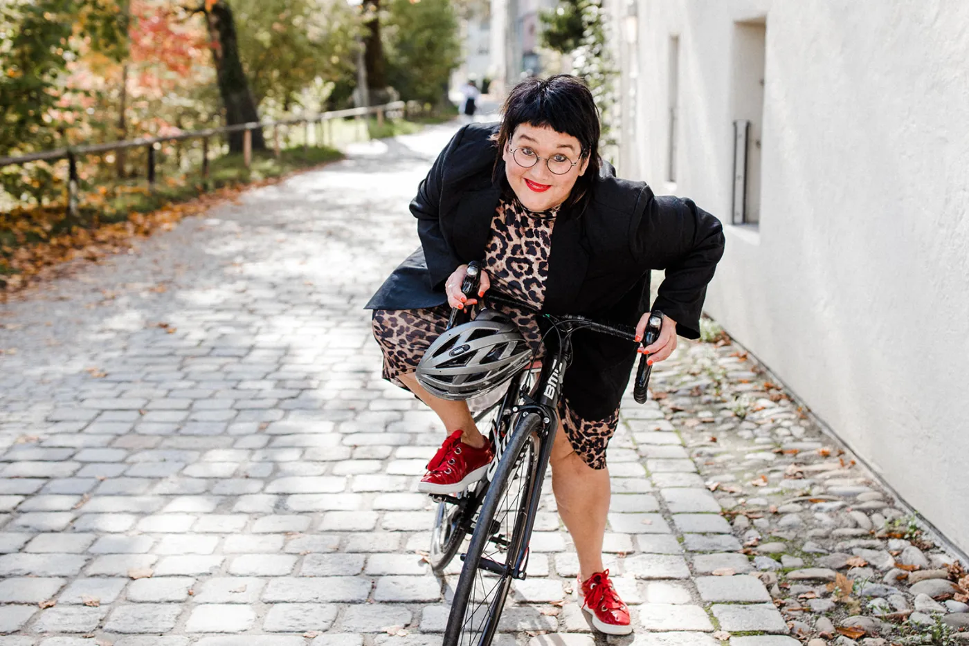 Sabine schaut direkt in die Kamera auf einem Rennrad