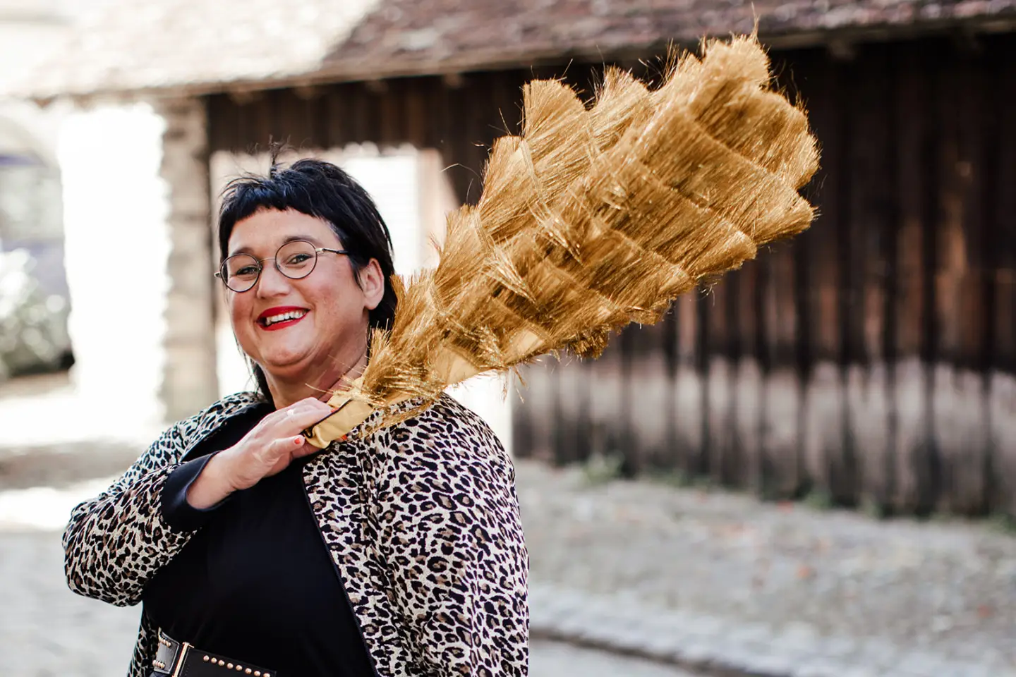 Lächelnde Person mit traditioneller Fasnachtsbürste.